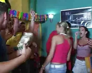 Blond tonåring får stor överraskning på födelsedagen sex film grattis