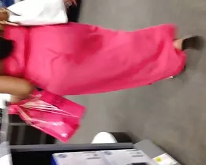 Fat svart milf röv i rosa see through dress porr med äldre kvinnor