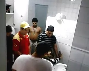 Killar knullar en tjej i pub toalett gangbang! svenska tjejer porr