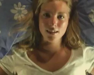 Lite blond leker med sig själv på sängen svenska porrtjejer