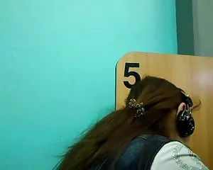 Gnugga en gammal kvinna på cyber eller del 2