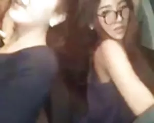 Massa lady boy flickor dansa i en bilkö