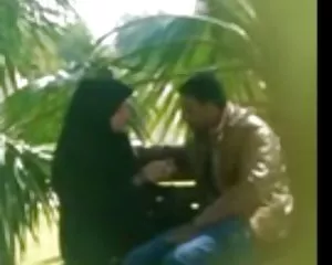 Arabisk flicka i allmänna suger och avrunkning hon tar cum