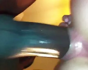 Barely legal teen sträckte bi-bi-si fri sex se