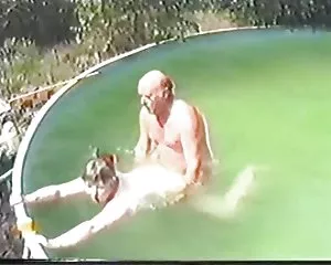 Äldre par ha sex i poolen del 1 bära tweed