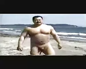 Japansk stå naken på stranden