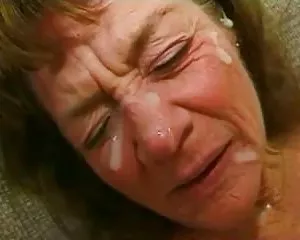 Rynkig mormor älskar 4 kuk och massor av sperma