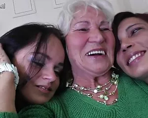 Mormor norma knullar två unga flickor porr fri