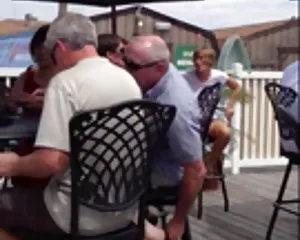 Beach bar servitris voyeur svensk porr trekant