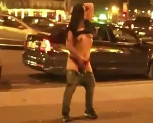 Kåt tjej som strippa i allmänna framför en publik