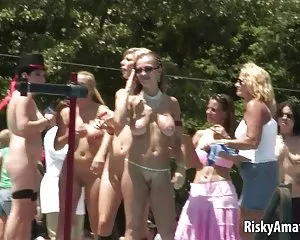 Naughty amatör sluts dansa naken utanför