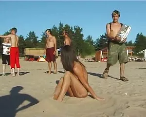 Vacker ny inför teen spelar på stranden naken amatör porr bilder