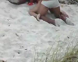 Frun slyna blir hårt knulla på stranden. sex porrfilm