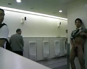 Cmnm - killen onanerar i offentliga toaletter!!! svenska fittor