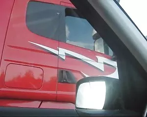 Artie får godkännande blinkande hennes fitta vid lastbilschauffören