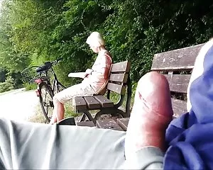 Teaser - allmänna cumshot för mormor i parken