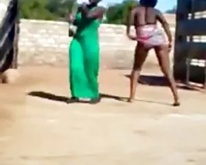Afrikanska flickor som dansar