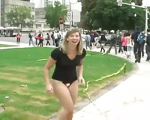 Heta college flicka som visar pantis i gatan por och sex