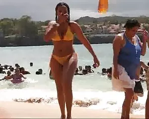 Busty flicka i bikini transparent lespisk porr