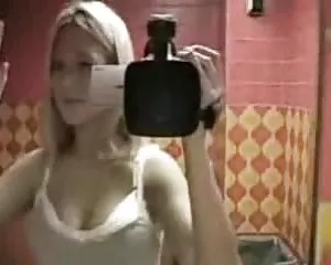 Onanerar i allmänna resten. gratis porrfilm online