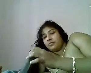 Desi indiska bhabhi talar medan du håller en kuk i hennes mun gratis brudar