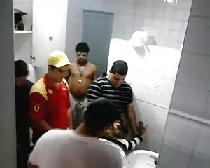 Killar knullar en tjej i pub toalett gangbang!