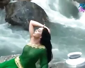 Desi tjej i vått öppet saree visar bröst..varm visa