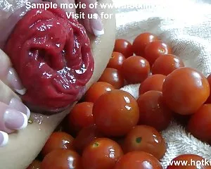 Hotkinkyjo vegetabiliska anal play (50 tomater)