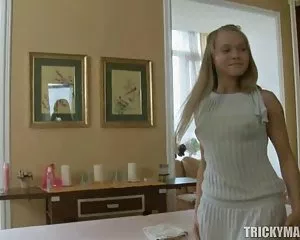 Blyg tonåring sötnos förvandlas till en varm och otäck tik!