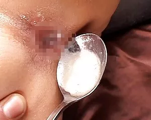 Japansk flicka pruttar anal creampie på en sked och äter